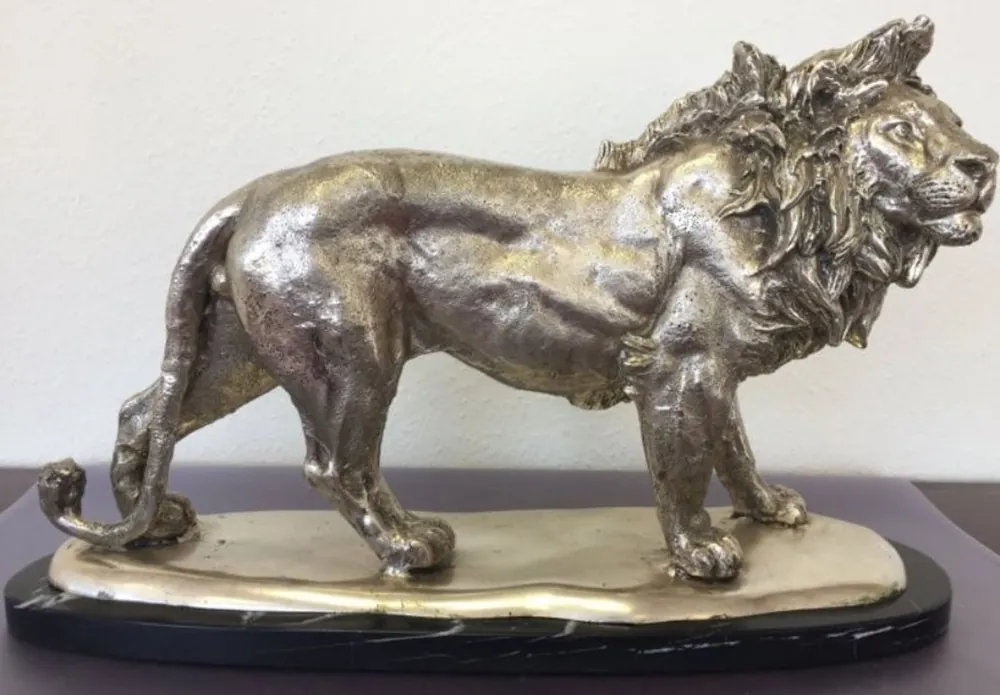 Markenprodukt Casa Padrino Bronzefigur Löwe auf Marmorsockel Silber / Schwarz 49 x 16 x H. 31 cm - Luxus Deko Figur
