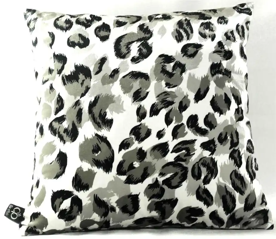 Casa Padrino Luxus Wohnzimmer Deko Kissen Milwaukee Weiß / Schwarz / Grau 45 x 45 cm - Feinster Samtstoff - Luxus Kollektion Sale