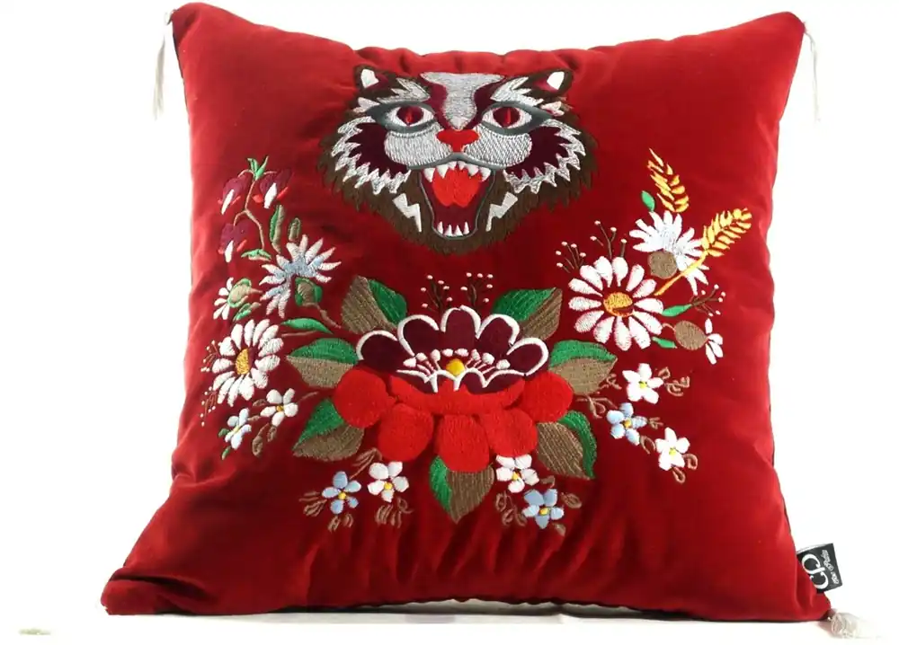 Casa Padrino Luxus Deko Kissen mit Troddeln Cat Rot / Mehrfarbig 45 x 45 cm - Feinster Samtstoff - Wohnzimmer Kissen Knallerangebot
