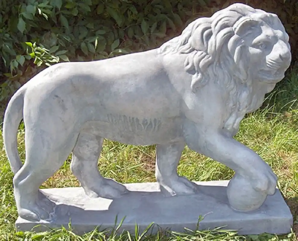 Rabatt Casa Padrino Luxus Deko Skulptur Löwe mit Ball rechts Grau 75 x 22 x H. 58 cm - Prunkvolle Gartendeko