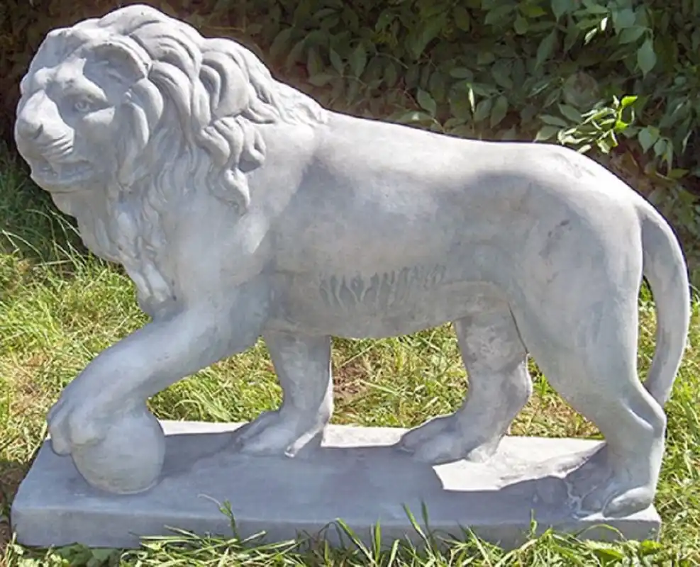 Casa Padrino Luxus Deko Skulptur Löwe mit Ball links Grau 75 x 22 x H. 58 cm - Prunkvolle Gartendeko Bestpreis