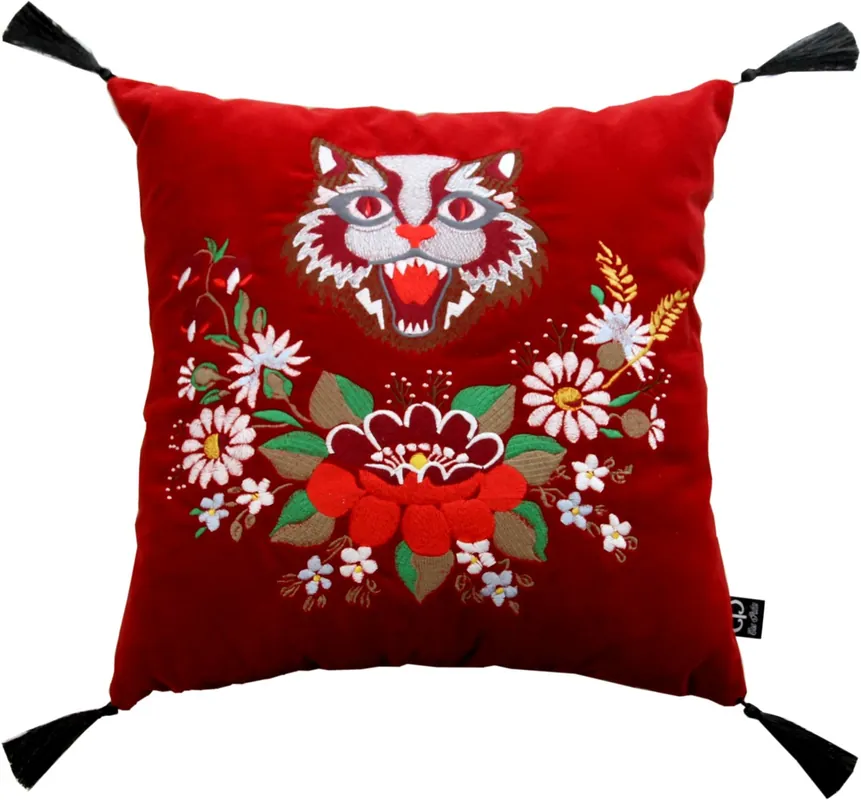 Casa Padrino Luxus Deko Kissen mit Troddeln Cat Rot / Schwarz 45 x 45 cm - Feinster Samtstoff - Wohnzimmer Kissen Jetzt Kaufen