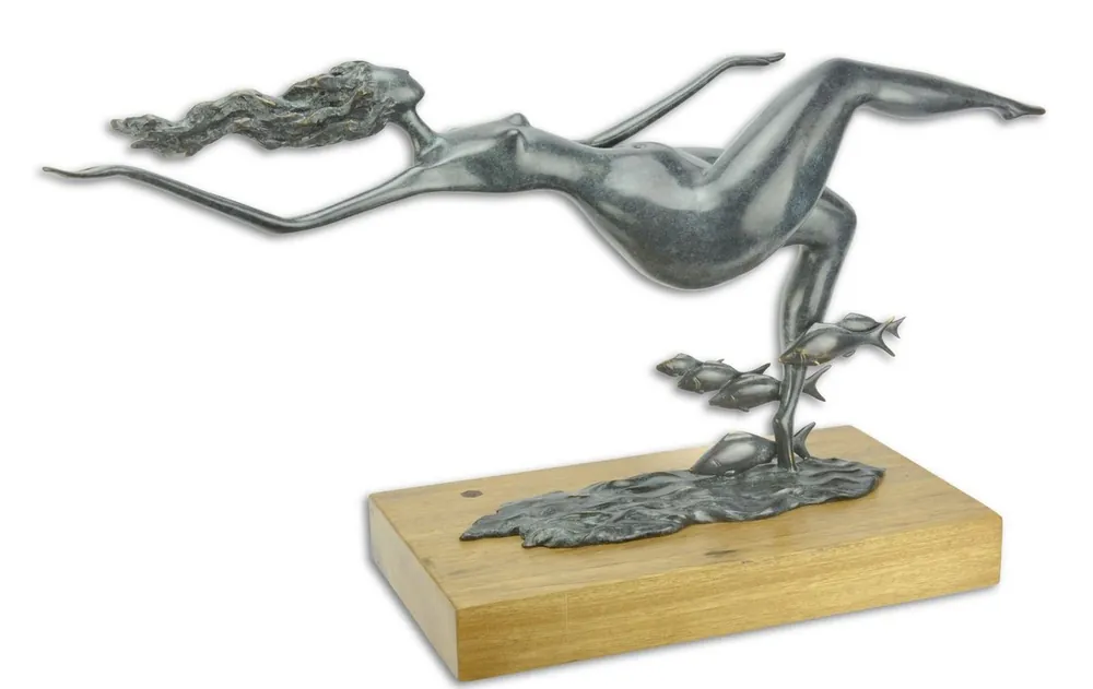 Neue Kollektion Casa Padrino Designer Bronzefigur schwimmende Frau mit Fischen Blau / Gold / Naturfarben 67 x 20,8 x H. 35,6 cm - Luxus Deko Bronze Skulptur mit Holzsockel
