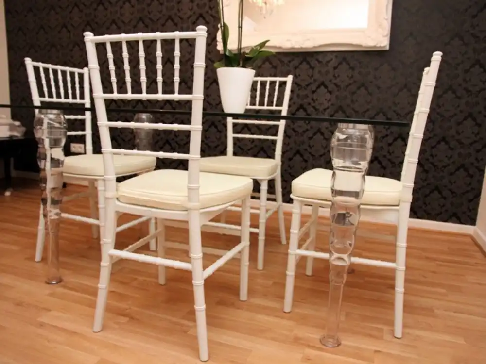 Bestseller Designer Acryl Esszimmer Set Weiß/Creme - Ghost Chair Table - Polycarbonat Möbel - 1 Tisch + 4 Stühle - Casa Padrino Designer Möbel