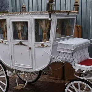 Zertifiziert Casa Padrino Barock Pferdekutsche Weiß / Rot / Gold - Prunkvolle Hochzeitzkutsche - Handgfertigte Kutsche im Barockstil - Edel & Prunkvoll