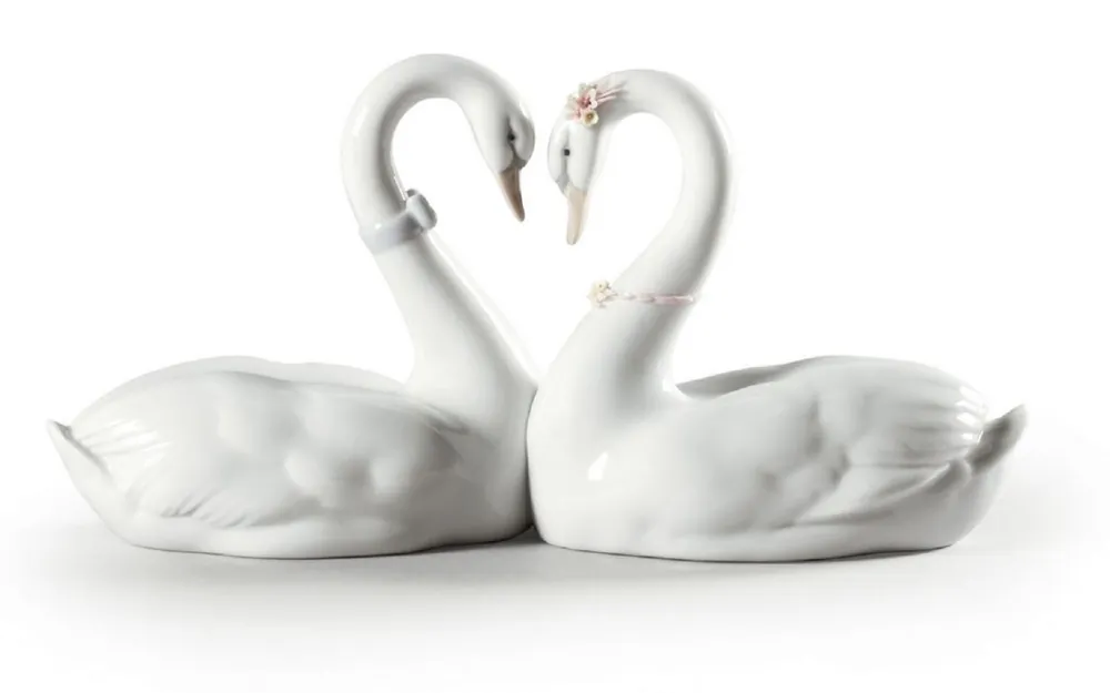 Casa Padrino Luxus Porzellan Figur Schwäne Weiß / Mehrfarbig 27 x 10 x H. 13 cm - Hochwertige Deko Skulptur - Erstklassische Qualität - Made in Spain Super-Preis