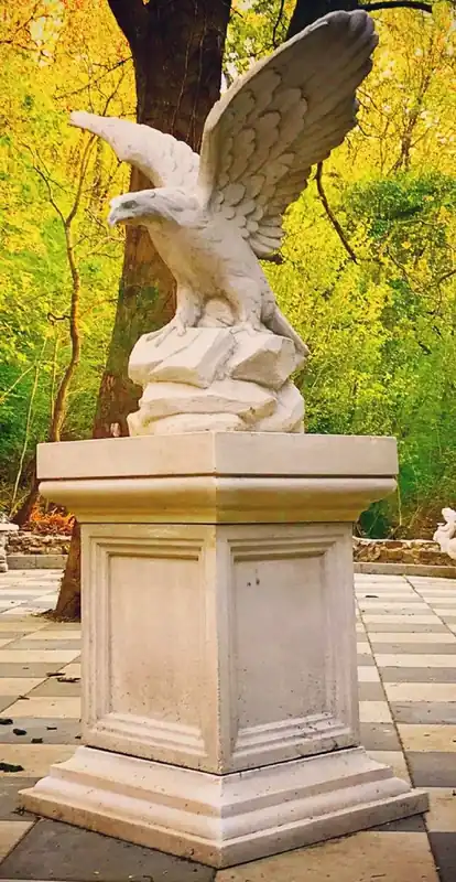 Casa Padrino Gartendeko Adler Skulptur mit Barock Sockel Weiß 110 x 70 x H. 233 cm - Garten Deko Figur - Garten & Terrassen Deko Accessoires Rabatt
