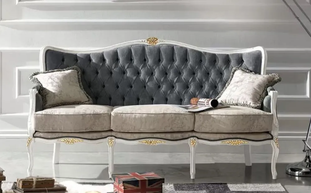 Casa Padrino Luxus Barock Sofa Grau / Hellgrau / Weiß / Gold - Edles Wohnzimmer Sofa mit elegantem Muster und 2 dekorativen Kissen - Barock Möbel - Luxus Qualität - Made in Italy Finale Aktion