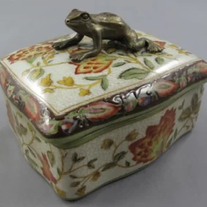 Casa Padrino Barock Schmuckschatulle Mehrfarbig / Antik Messingfarben 14 x H. 10 cm - Porzellan Aufbewahrungsbox mit Blumen Design und dekorativem Frosch Griff - Barock Deko Accessoires Online Kaufen