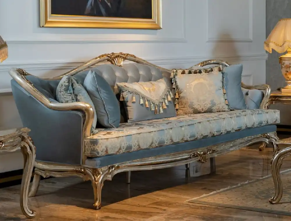 Casa Padrino Luxus Barock Sofa Hellblau / Silber / Gold - Handgefertigtes Wohnzimmer Sofa im Barockstil - Barock Wohnzimmer Möbel Top-Seller