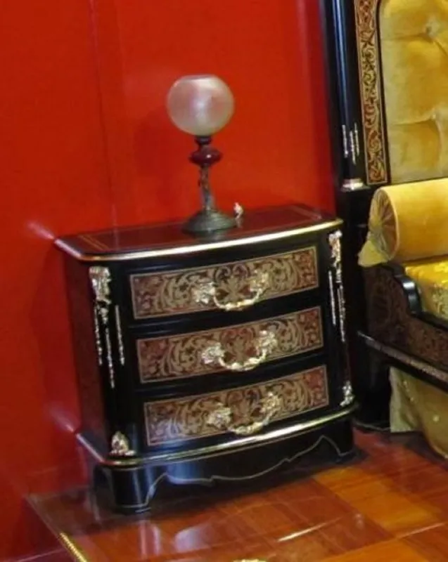 Casa Padrino Luxus Barock Boulle Nachtkommode Schwarz / Rot / Gold - Handgefertigter Nachttisch im Barockstil - Barock Schlafzimmer Möbel - Erstklassische Luxus Qualität - Made in Italy Finale Aktion
