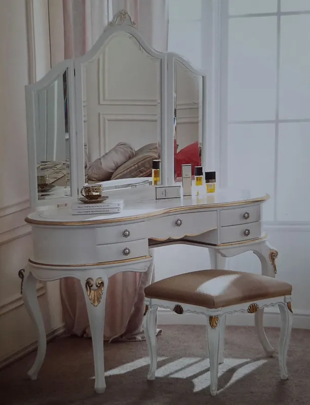 Casa Padrino Luxus Barock Schlafzimmer Set Weiß / Gold - 1 Barock Schminkkommode & 1 Barock Spiegel & 1 Barock Hocker - Barock Schlafzimmer & Hotel Möbel - Luxus Qualität - Made in Italy Preis Gesenkt