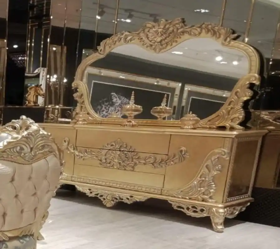 Casa Padrino Luxus Barock Möbel Set Gold - 1 Barock Sideboard mit 2 Türen und 3 Schubladen & 1 Barock Wandspiegel - Barock Möbel Letzte Chance