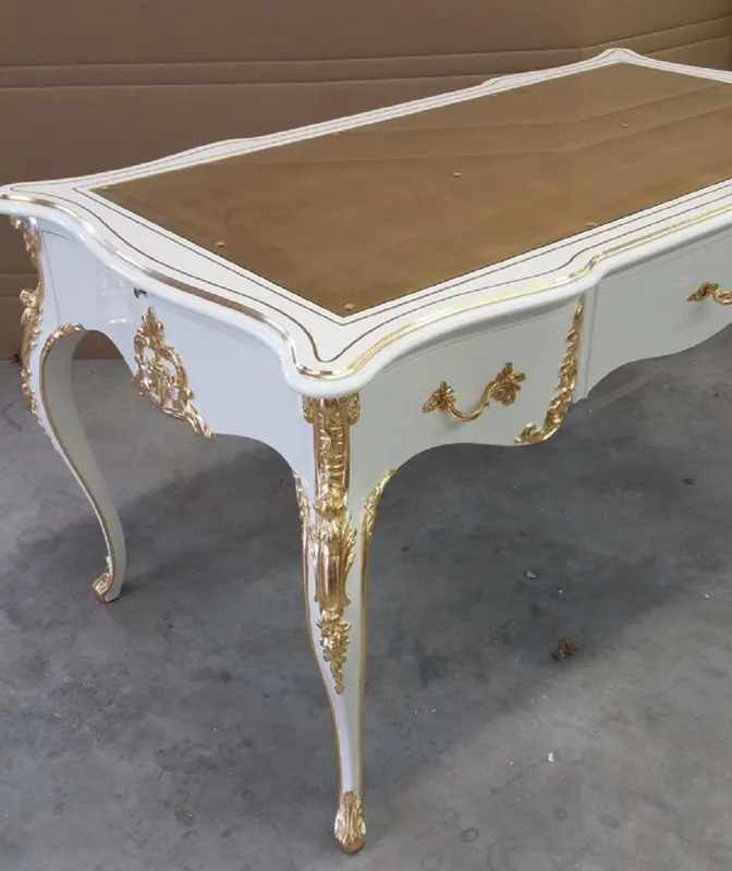 Casa Padrino Luxus Barock Schreibtisch Weiß / Gold - Prunkvoller handgefertigter Massivholz Bürotisch mit Glasplatte - Barock Büromöbel - Luxus Qualität - Made in Italy Sonderangebot
