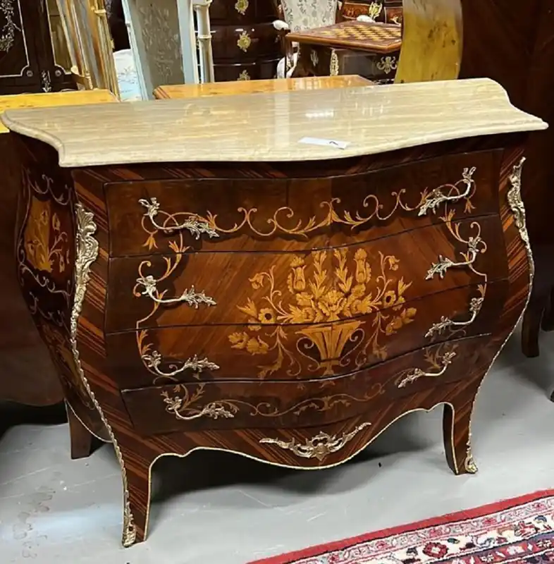Neu Im Sortiment Casa Padrino Barock Kommode Dunkelbraun / Braun Intarsien / Gold / Cremefarben - Handgefertigte Massivholz Kommode mit 4 Schubladen und Marmorplatte - Barock Möbel