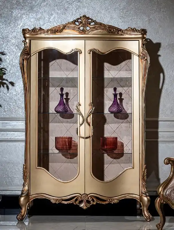 Casa Padrino Luxus Barock Vitrine Gold - Prunkvoller Massivholz Vitrinenschrank mit 2 Glastüren - Handgefertigte Barock Möbel - Edel & Prunkvoll Echt