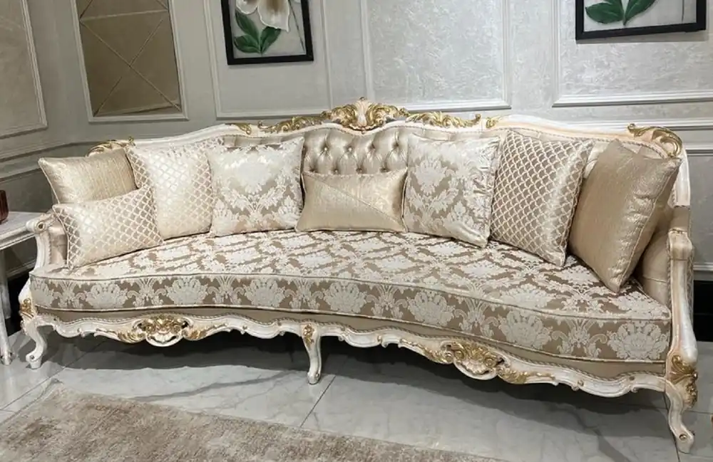Casa Padrino Luxus Barock Sofa Gold / Weiß / Gold - Handgefertigtes Wohnzimmer Sofa mit elegantem Muster und dekorativen Kissen - Wohnzimmer Möbel im Barockstil Aktuell