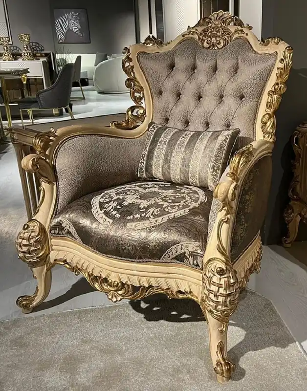 Casa Padrino Luxus Barock Wohnzimmer Sessel Grau / Naturfarben / Gold - Handgefertigter Barockstil Sessel mit elegantem Muster und dekorativem Kissen - Prunkvolle Barock Wohnzimmer Möbel Direkt Vom Hersteller