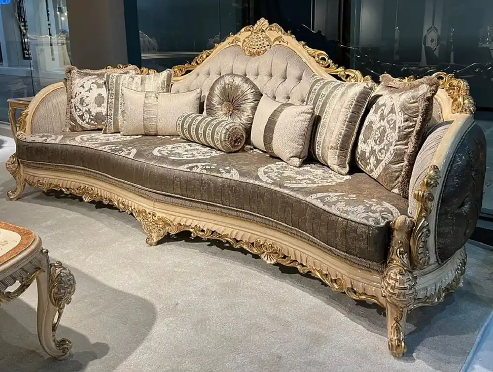 Casa Padrino Luxus Barock Sofa Grau / Braun / Naturfarben / Gold - Handgefertigtes Wohnzimmer Sofa mit elegantem Muster und dekorativen Kissen - Prunkvolle Wohnzimmer Möbel im Barockstil Preisknaller