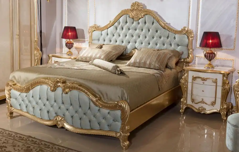 Casa Padrino Luxus Barock Schlafzimmer Set Hellblau / Weiß / Beige / Gold - 1 Doppelbett mit Kopfteil & 2 Nachtkommoden - Schlafzimmer Möbel im Barockstil - Edel & Prunkvoll Garantierte Lieferung