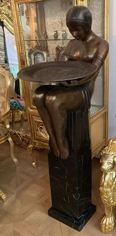 Kracherpreis Casa Padrino Luxus Bronze Deko Skulptur Frau mit Teller Bronzefarben / Schwarz 43 x 63 x H. 145 cm - Deko Figur mit Marmorsockel - Wohnzimmer Deko - Büro Deko - Luxus Kollektion