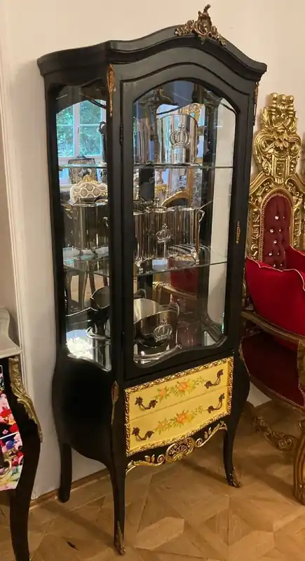 Casa Padrino Barock Vitrine Schwarz / Mehrfarbig / Gold / Messing - Handgefertigter Massivholz Vitrinenschrank mit Glastür und 2 Schubladen - Barock Möbel Günstig