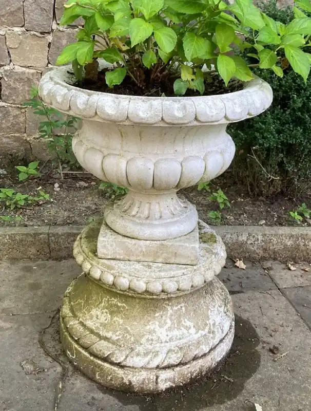 Casa Padrino Barock Blumentopf mit Sockel Weiß Ø 55 x H. 73 cm - Prunkvoller Pflanzentopf mit rundem Sockel im Barockstil - Barock Garten Deko Accessoires Neue Kollektion