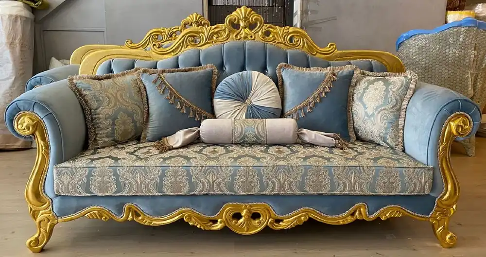 Casa Padrino Luxus Barock Sofa Hellblau / Beige / Gold - Prunkvolles Wohnzimmer Sofa mit elegantem Muster und Glitzersteinen - Wohnzimmer Möbel - Barock Möbel - Edel & Prunkvoll Echt