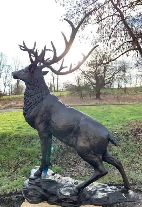 Abverkauf Casa Padrino Luxus Bronze Deko Skulptur Hirsch 196 x 130 x H. 269 cm - Riesiege Bronze Skulptur - Lebensgroße Tierfigur - XXL Bronze Hirsch Figur - XXL Garten Skulptur - Luxus Garten Deko
