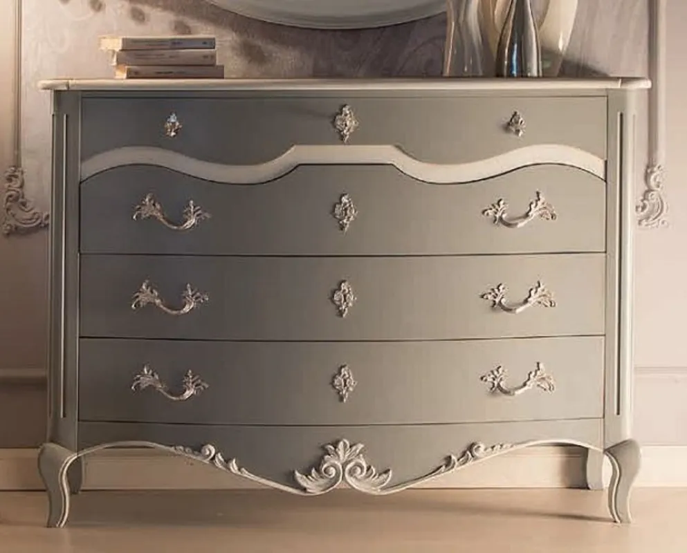 Casa Padrino Luxus Barock Kommode Grau / Weiß - Handgefertigte Massivholz Kommode mit 4 Schubladen - Barockstil Schlafzimmer Möbel - Barock Möbel - Luxus Qualität - Made in Italy Markenware