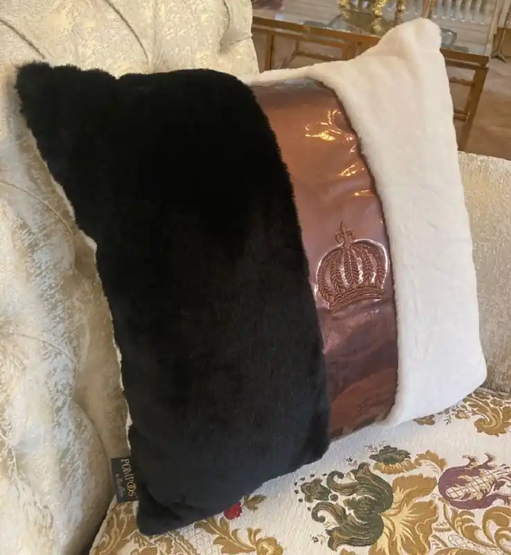 Sichere Zahlung Harald Glööckler Luxus Deko Kissen Pompöös by Casa Padrino Weiß / Schwarz / Bronze - Glööckler Kissen - Designer Zierkissen - Harald Glööckler Designer Deko Accessoires