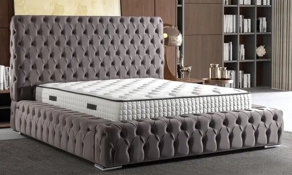 Casa Padrino Luxus Chesterfield Doppelbett Grau / Silber - Verschiedene Größen - Massivholz Bett mit Kopfteil und Matratze - Schlafzimmer Möbel - Hotel Möbel - Luxus Möbel - Chesterfield Möbel Neue Kollektion