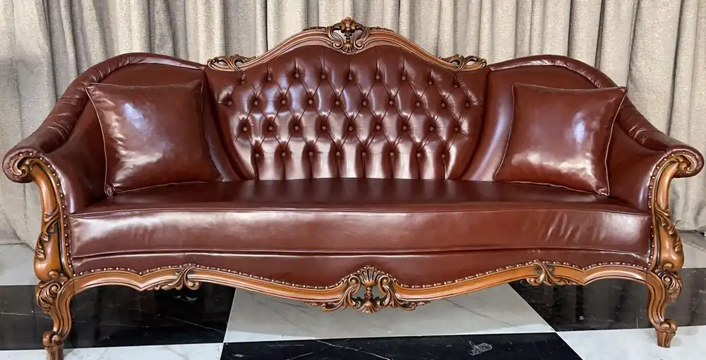 Casa Padrino Luxus Barock Leder Sofa Dunkelbraun / Braun - Wohnzimmer Echtleder Sofa mit dekorativen Kissen - Luxus Wohnzimmer Möbel im Barockstil - Barock Leder Möbel - Möbel Barockstil Neuheit