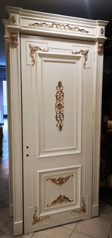 Casa Padrino Luxus Barock Wohnungstür Weiß / Gold - Prunkvolle Massivholz Tür mit Rahmen - Luxus Möbel im Barockstil - Hotel Möbel - Barock Möbel - Barock Einrichtung - Edel & Prunkvoll Finale Aktion