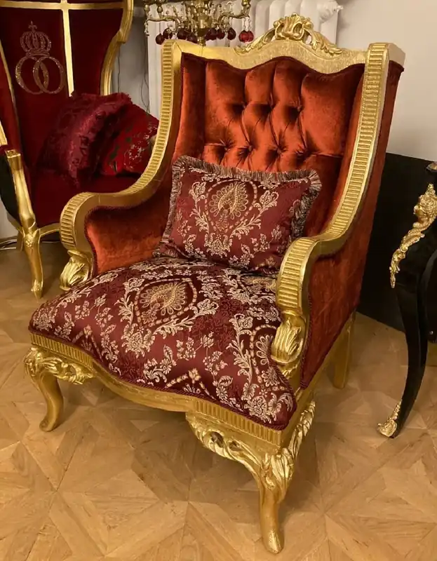 Casa Padrino Luxus Barock Ohrensessel mit dekorativem Kissen Rot / Bordeauxrot Muster / Gold - Luxus Wohnzimmer Sessel im Barockstil - Barock Möbel - Barock Einrichtung - Edel & Prunkvoll Top-Seller