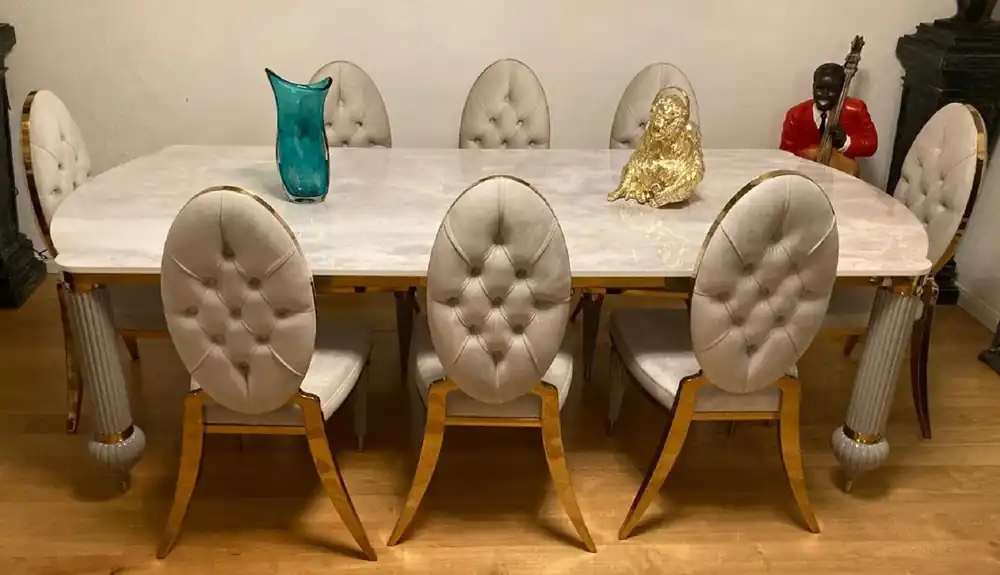 Kracherpreis Casa Padrino Luxus Art Deco Esszimmer Set Weiß / Grau / Gold - 1 Art Deco Esstisch mit Kunstmarmor Tischplatte & 8 Art Deco Esszimmerstühle - Prunkvolle Art Deco Esszimmer Möbel - Luxus Qualität