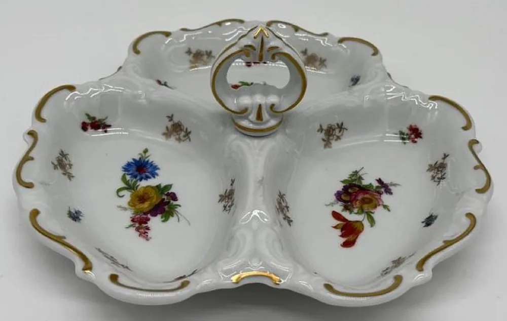 Sonderaktion Casa Padrino Luxus Barock Porzellan Servierschale mit Tragegriff Weiß / Mehrfarbig / Gold Ø 25 cm - Nuss & Gebäck Schale - Luxus Barock Accessoires - Reichenbach Porzellan - Made in Germany