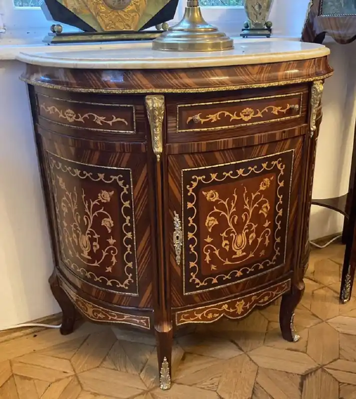 Abverkauf Casa Padrino Barock Sideboard Braun Intarsien / Creme - Handgefertigter Barockstil Massivholz Schrank mit Marmorplatte - Wohnzimmer Möbel im Barockstil - Antik Stil Möbel - Barock Möbel