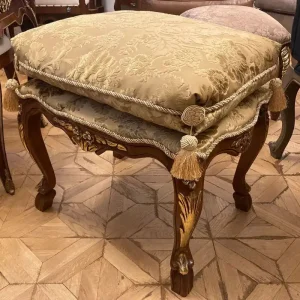 Pompöös by Casa Padrino Luxus Barock Sitzhocker mit Sitzkissen Beige Muster / Braun / Gold - Pompööser Barock Hocker designed by Harald Glööckler - Barock Möbel - Edel & Prunkvoll Direkt Vom Hersteller