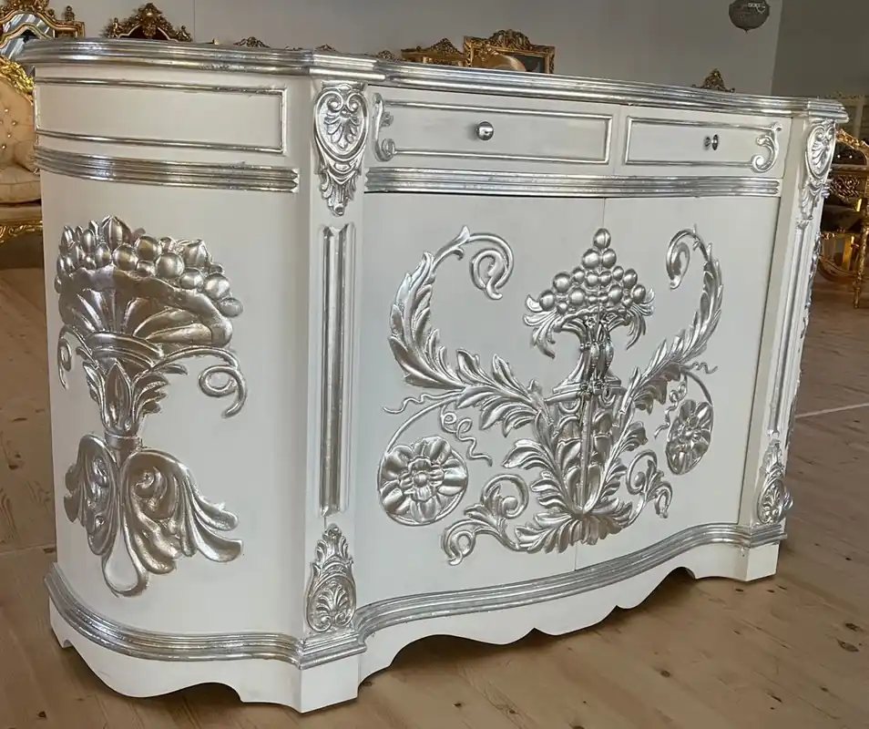 Casa Padrino Barock Sideboard Weiß / Silber - Handgefertigter Barockstil Massivholz Schrank mit 2 Türen und 2 Schubladen - Wohnzimmer Möbel im Barockstil - Barock Möbel - Edel & Prunkvoll Preisreduziert