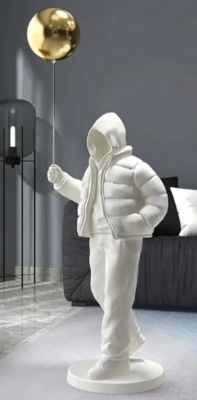Casa Padrino Luxus Designer XXL Deko Skulptur Junge mit Luftballon Weiß / Gold H. 68 cm - XXL Kunstharz Deko Figur - Wohnzimmer Deko - Luxus Designer Deko Accessoires - Luxus Qualität Markenprodukt