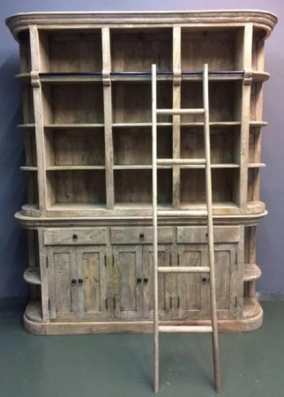 Casa Padrino Landhausstil Bücherschrank mit Leiter Naturfarben 200 x 42 x H. 230 cm - Massivholz Schrank - Regalschrank - Wohnzimmerschrank - Büroschrank - Landhausstil Möbel Ausverkauf