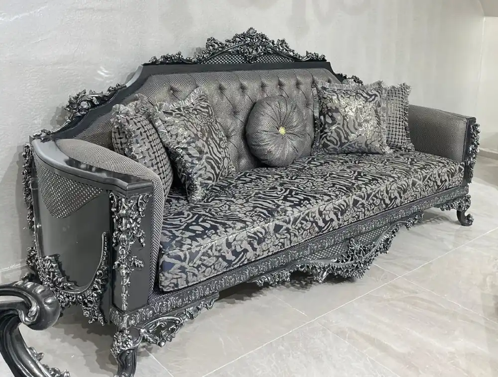 Casa Padrino Luxus Barock Sofa Grau / Silber - Prunkvolles Wohnzimmer Sofa - Barockstil Wohnzimmer Möbel - Luxus Möbel im Barockstil - Barock Einrichtung - Edel & Prunkvoll Letzte Chance