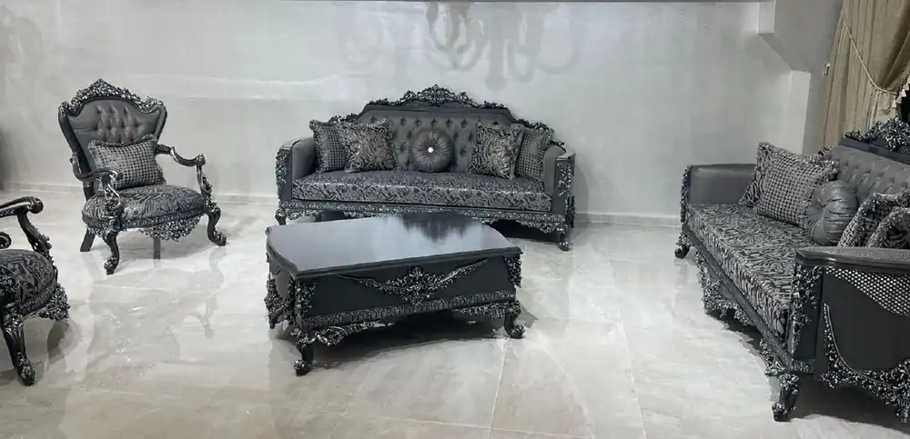 Casa Padrino Luxus Barock Wohnzimmer Set Grau / Silber - 2 Barock Sofas & 2 Barock Sessel & 1 Barock Couchtisch - Luxus Wohnzimmer Möbel im Barockstil - Barock Möbel - Edel & Prunkvoll Direkt Vom Hersteller