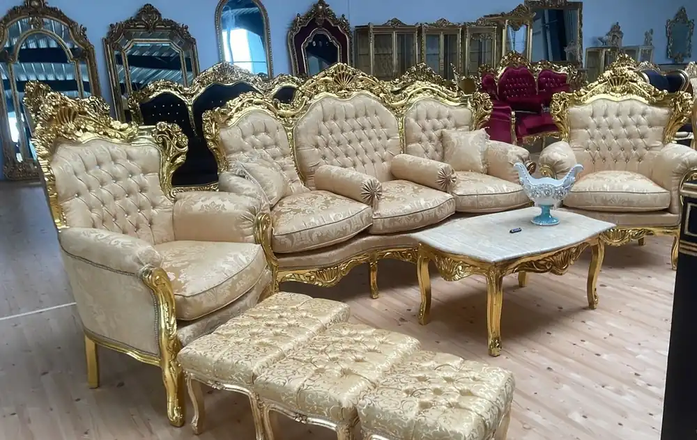 Ausverkauf Casa Padrino Barock Wohnzimmer Set Gold Muster / Gold - 1 Barock Sofa & 2 Barock Sessel - Wohnzimmer Möbel im Barockstil - Barock Möbel - Wohnzimmer Einrichtung im Barockstil