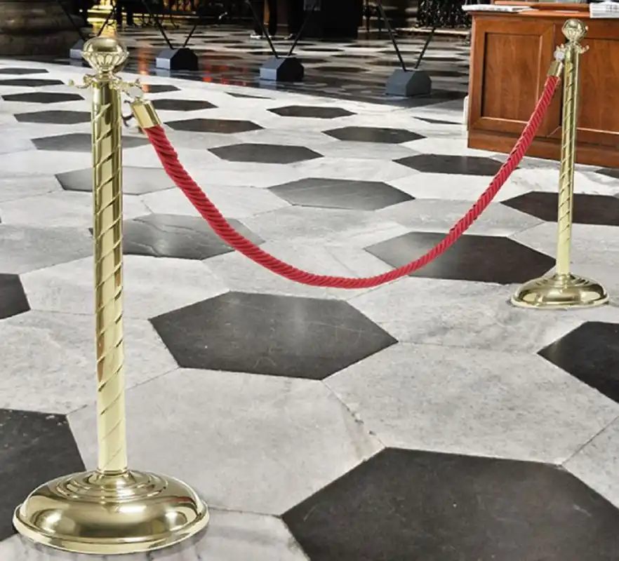 Casa Padrino Luxus VIP Absperrung Gold / Rot Ø 30 x H. 95 cm - Edle Messing Absperrungsständer mit Seil - Hotel Accessoires - Restaurant Accessoires - Luxus Qualität - Made in Italy Expressversand