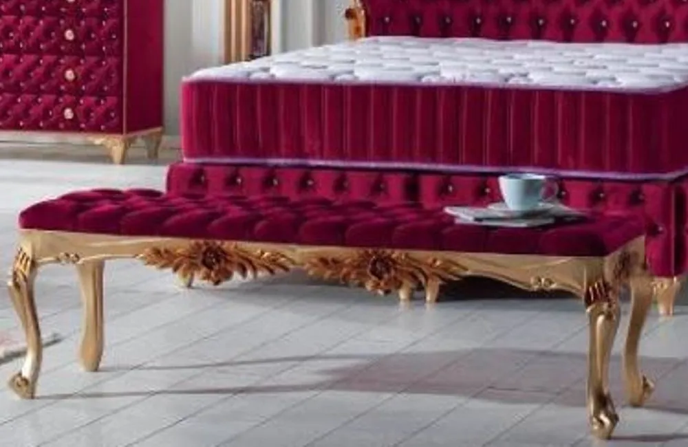Casa Padrino Barock Sitzbank Bordeauxrot / Gold - Gepolsterte Massivholz Bank mit edlem Samtstoff - Handgefertigte Barock Möbel - Edel & Prunkvoll Mega-Angebot