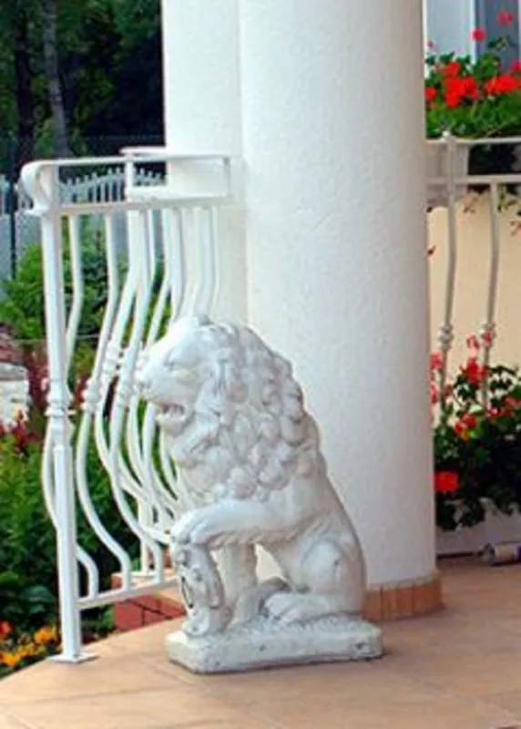 Aktuell Casa Padrino baroque garden decoration sculpture lion white 28 x 45 x H. 72 cm - Garden Decoration Figure - Garden & Terrace Decoration Accessories
