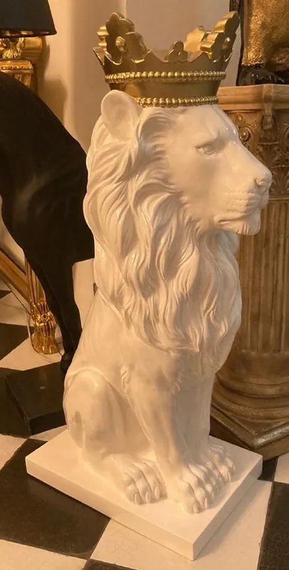 Begrenztes Angebot Casa Padrino Luxury Decorative Figure Lion with Crown White / Gold H. 80 cm - Weather Resistant Decorative Sculpture - Living Room Decoration - Garden & Terrace Decoration Animal Figure