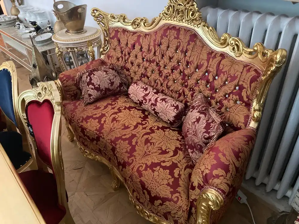 Preis Gesenkt Casa Padrino baroque 2-seater sofa Bordeaux pattern / gold with bling bling rhinestones and cushions - antique style living room furniture